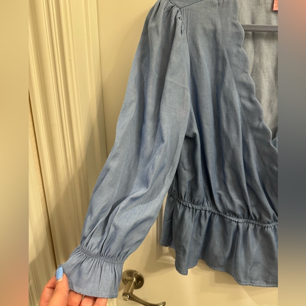 Coco & Shay NWT XL Denim Faux Wrap Top - Picture 4 of 6